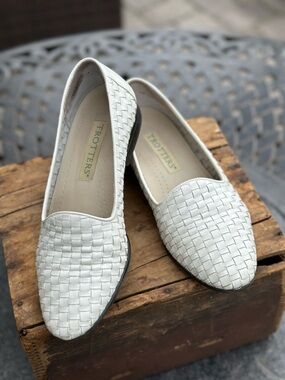 Trotters Basketweave Leather Flats White Loafers Comfort Chic Style